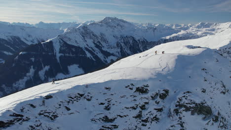 Excursionistas-En-La-Estación-De-Esquí-De-Montaña-Reiterkogel-En-Saalbach-hinterglemm,-Austria-Durante-El-Invierno