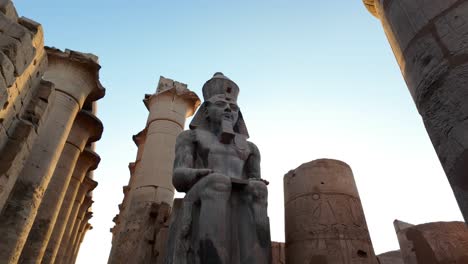 Kolosse,-Luxor-Tempel,-Altes-Ägypten,-Goldene-Stunde,-Sonnenuntergang