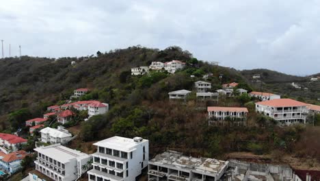 Casas-De-Lujo-Y-Edificios-De-Apartamentos-Sobre-La-Playa-Tropical,-Aérea