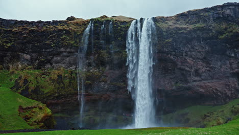 Statische-Weitwinkelaufnahme-Des-Wasserfalls-Seljalandsfoss-In-Island