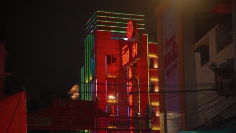 Un-Edificio-Resplandeciente-Con-Letreros-De-Neón-Y-Decoraciones-Se-Ilumina-Por-La-Noche-En-Chinatown,-Bangkok