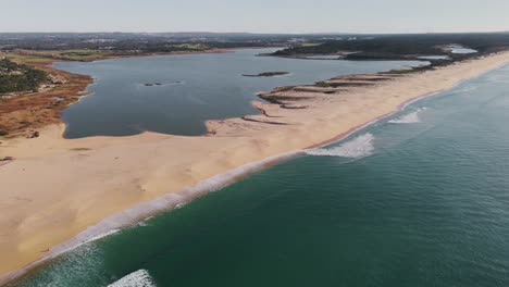Luftaufnahme-Des-Strandes-Von-Santo-Andre-Bei-Lagoa-De-Santo-Andre-In-Santiago-Do-Cacém,-Portugal