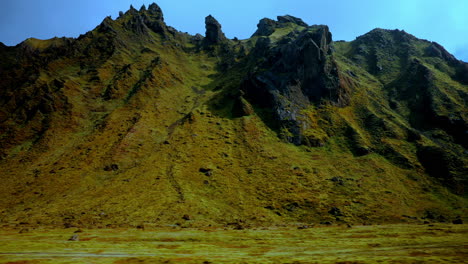 Vista-De-Las-Verdes-Montañas-Islandesas-Desde-Un-Vehículo-En-Movimiento.