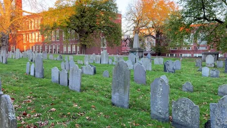 Panorámica-De-Las-Lápidas-Del-Cementerio-Histórico,-El-Cementerio-De-Copp&#39;s-Hill,-Boston