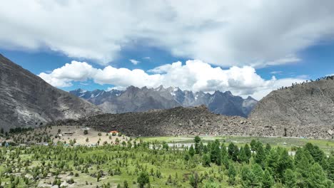 Malerische-Luftaufnahmen-Seitwärts-Vom-Basho-Tal-In-Skardu-In-Pakistan