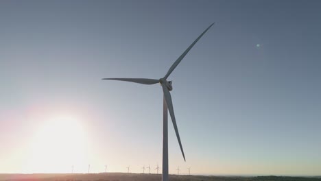 Windkraftanlage-Dreht-Sich-Bei-Sonnenaufgang-Gegen-Den-Himmel
