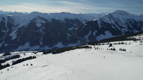 Esquiadores-Disfrutando-De-Deportes-De-Invierno-En-La-Pista-De-Esquí-De-La-Montaña-Reiterkogel-En-Hinterglemm,-Austria
