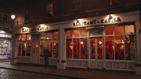 Vista-Nocturna-Del-Pub-restaurante-Elephant-And-Castle-En-Dublín,-Irlanda,-Con-Una-Cálida-Iluminación-Interior-Y-Clientes-Visibles