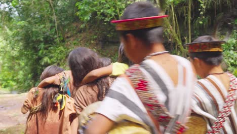 Indigene-Kinder-Singen-Und-Tanzen-In-Der-Nähe-Eines-Flusses-In-Pucallpa,-Peru,-Umgeben-Von-üppigem-Grün