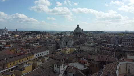 Stadt-Rom-Mit-Seinen-Gebäuden,-Architektur,-Häusern,-Straßen-Und-Alleen,-Unter-Einem-Blauen-Himmel-Voller-Wolken