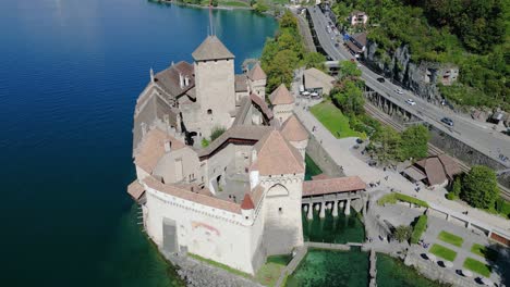 4K-Drohnenumlaufbahn-Des-Schlosses-Chillon-Und-Des-Umliegenden-Genfersees-In-Der-Schweiz
