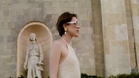 Seitenansicht-Einer-Eleganten-Frau-Mit-Sonnenbrille