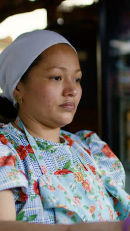 Lächelnde-Frau,-Die-In-Einem-Lateinamerikanischen-Restaurant-Arbeitet
