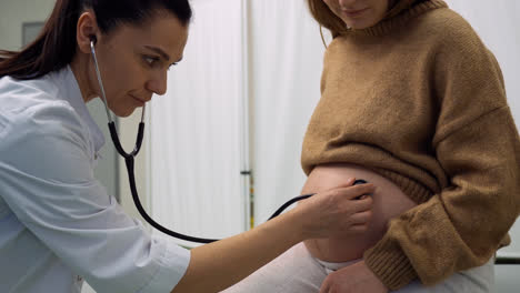 Arzt-Untersucht-Den-Bauch-Einer-Schwangeren-Frau