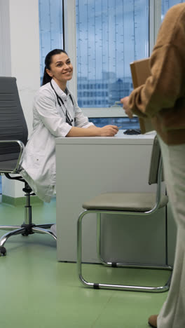 Woman-entering-to-doctor's-office
