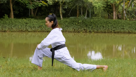 Mujer-Joven-Antes-De-La-Clase-De-Taekwondo.