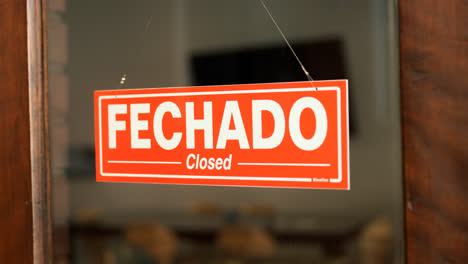Open-and-closed-sign-in-portuguese