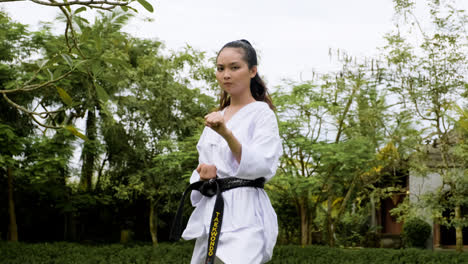 Junge-Frau-übt-Taekwondo