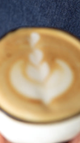 Kellnerin-Macht-Latte-Art