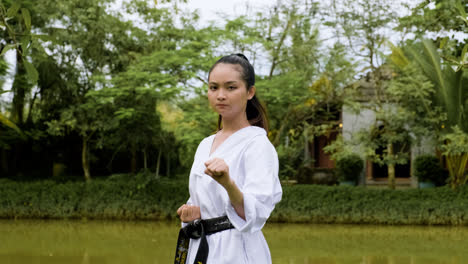Mujer-Joven-Practicando-Taekwondo