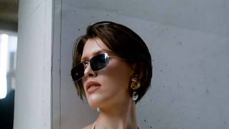 Close-up-view-of-elegant-woman-in-sunglases