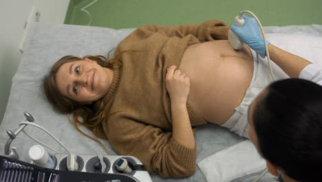 Mujer-Embarazada,-Acostado,-En,-Camilla