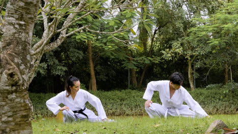 Junges-Paar-Bereitet-Sich-Auf-Taekwondo-Vor