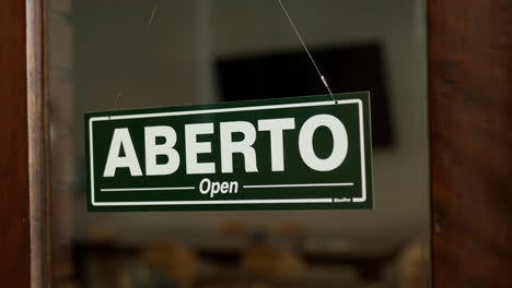 Cartel-Abierto-Portugués-En-Una-Cafetería