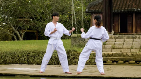 Young-couple-fighting-in-class-outdoors