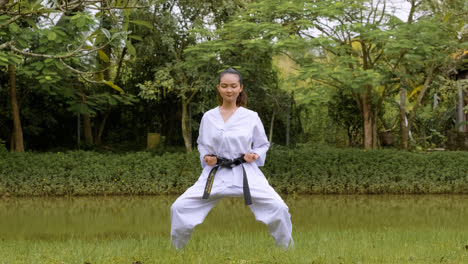 Mujer-Joven-Practicando-Taekwondo