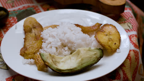 Gericht-Mit-Reis,-Avocado-Und-Banane
