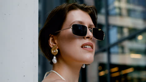 Nahaufnahme-Einer-Eleganten-Frau-Mit-Sonnenbrille-Und-Ohrringen