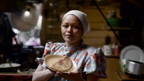 Mujer-Mostrando-Tortilla-En-Un-Plato