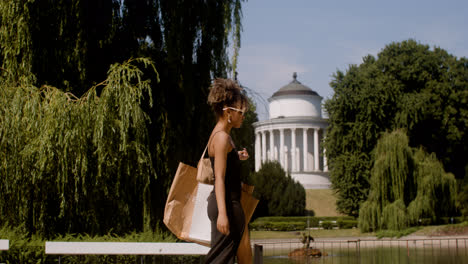 Side-view-of-elegant-african-woman-walking-in-the-park