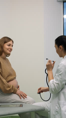 Doctor-checking-pregnant-woman's-belly