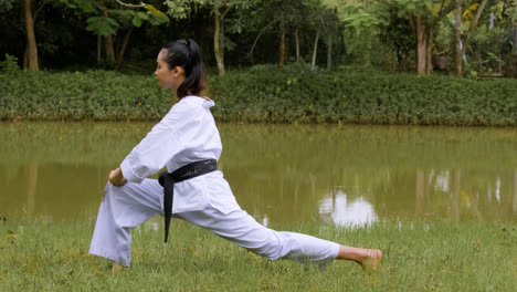 Mujer-Joven-Antes-De-La-Clase-De-Taekwondo.
