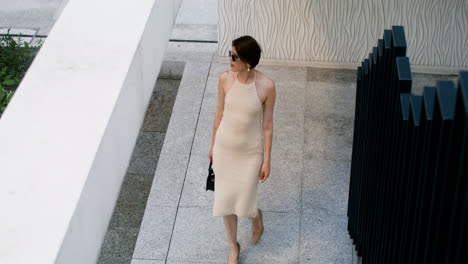 Elegante-Frau-In-Sonnenbrille,-High-Heels-Und-Kleid