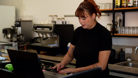 Kellnerinnen-Arbeiten-In-Einem-Café