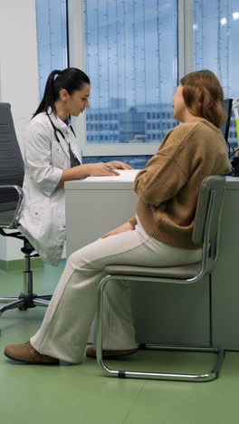 Woman-sitting-on-doctor's-office