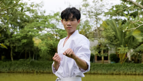 Junger-Mann,-Der-Taekwondo-Praktiziert