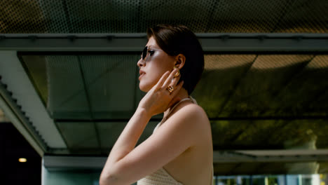 Side-view-of-elegant-woman-in-sunglases