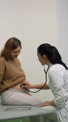 Médico-Revisando-El-Vientre-De-Una-Mujer-Embarazada