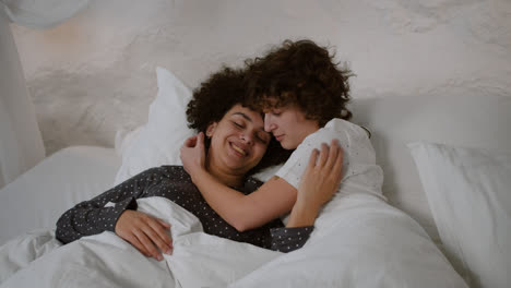 Happy-couple-laying-on-bed
