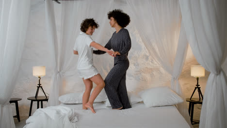 Women-dancing-on-the-bed
