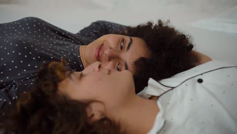 Happy-couple-talking-on-bed