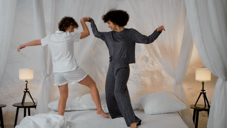 Frauen-Tanzen-Auf-Dem-Bett