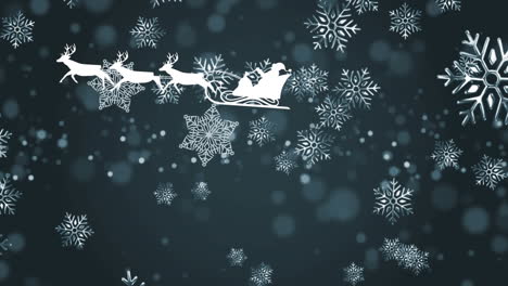 Animation-Von-Schneeflocken-über-Dem-Weihnachtsmann-Im-Schlitten,-Der-Von-Rentieren-Vor-Blauem-Hintergrund-Gezogen-Wird