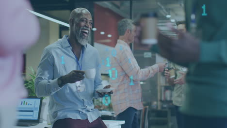 Animation-Der-Binären-Codierung-Gegen-Einen-Afrikanischen-Amerikanischen-Mann-Mit-Kaffeetasse,-Der-Lächelt-Und-Im-Büro-Spricht
