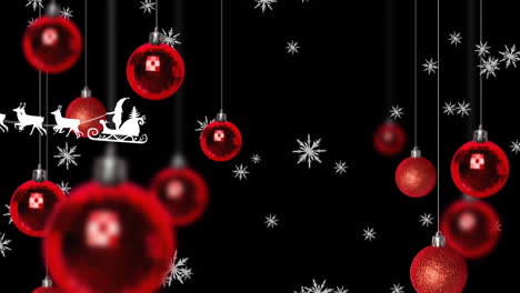 Animation-Von-Schneeflocken-über-Dem-Weihnachtsmann-Im-Schlitten,-Der-Von-Rentieren-Gezogen-Wird,-Und-Dekorationen-Aus-Roten-Kugeln