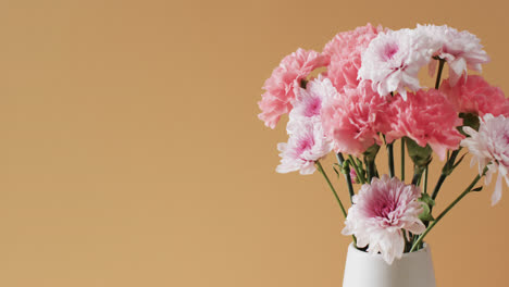 Video-Von-Rosa-Blumen-In-Einer-Weißen-Vase-Mit-Kopierraum-Auf-Gelbem-Hintergrund